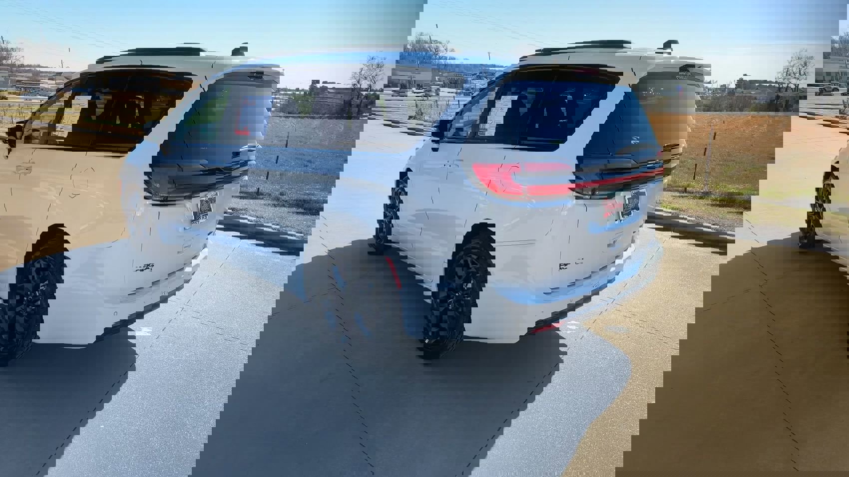 Used 2025 Chrysler Pacifica Limited image 7