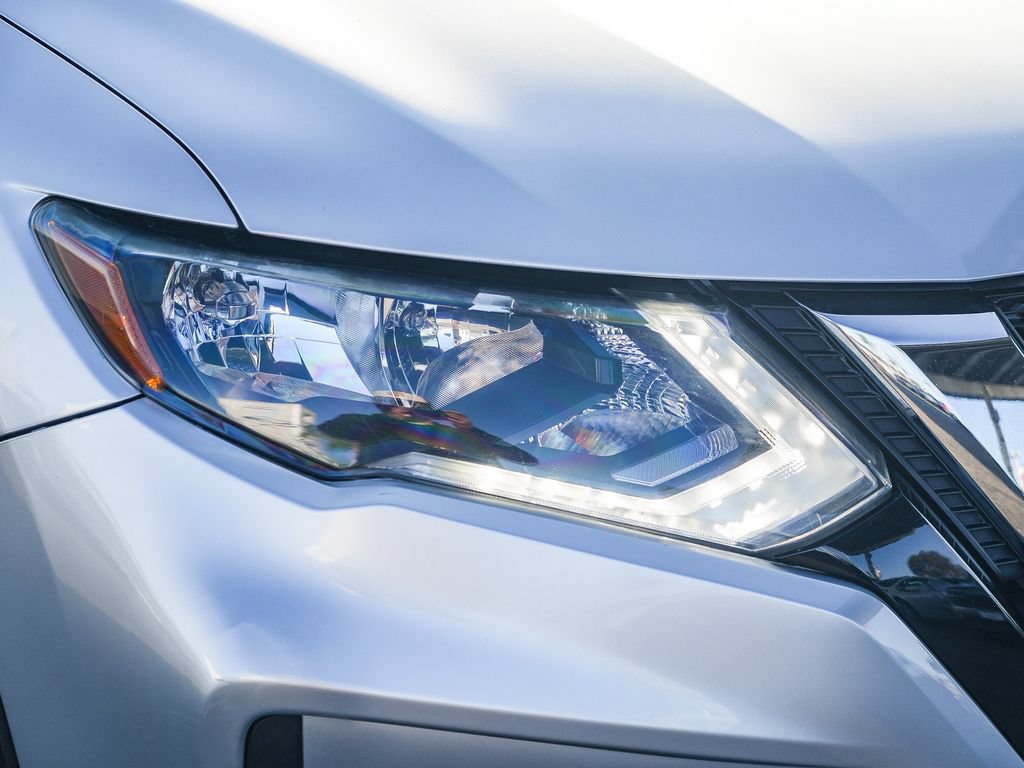 Used 2017 Nissan Rogue SV FWD image 2