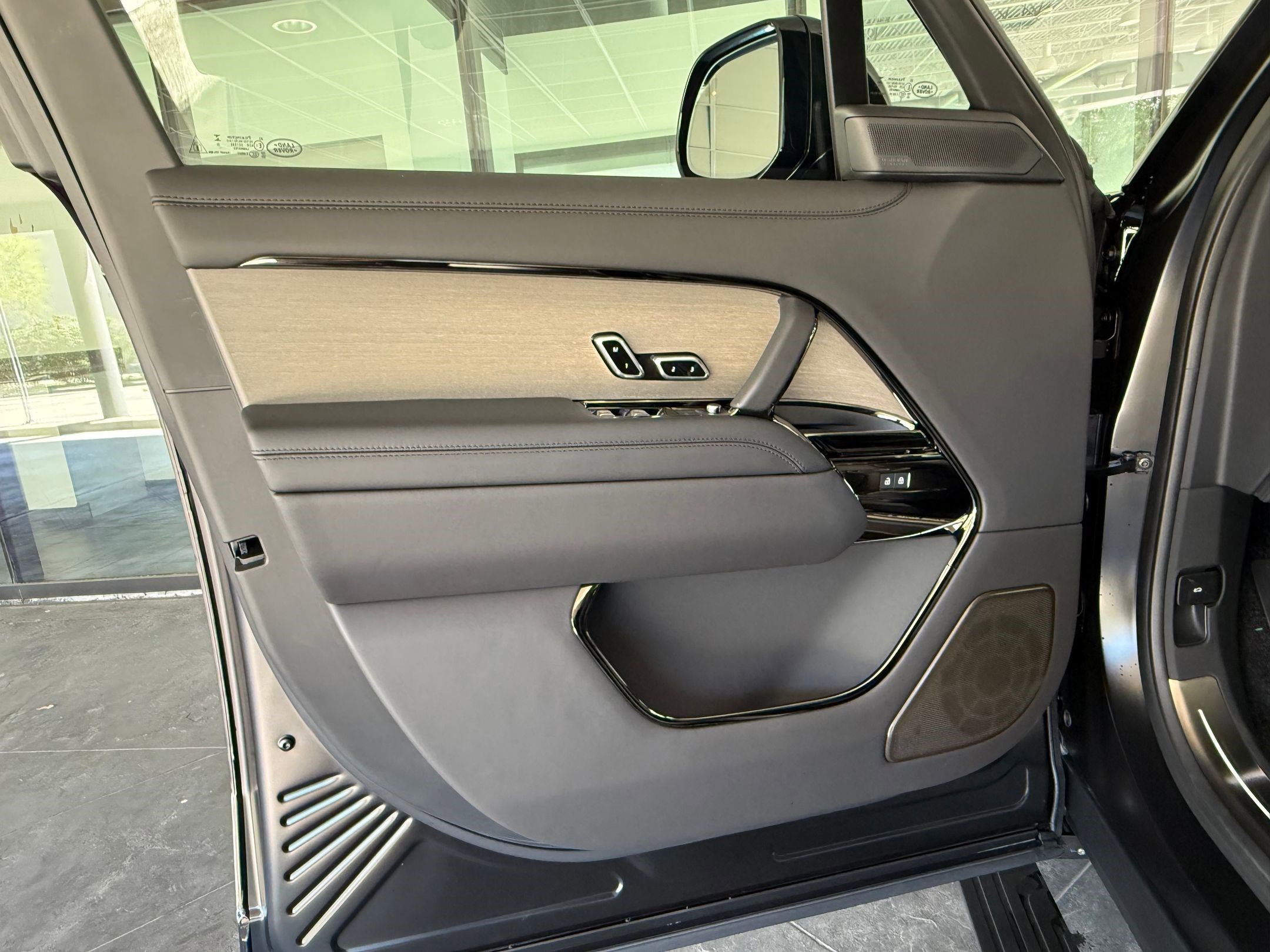 New 2026 Land Rover Range Rover SV AWD/4WD image 31