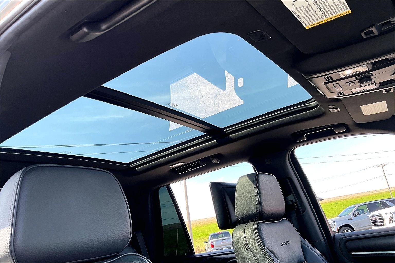 Used 2021 GMC Yukon Denali w/ Denali Premium Package image 17