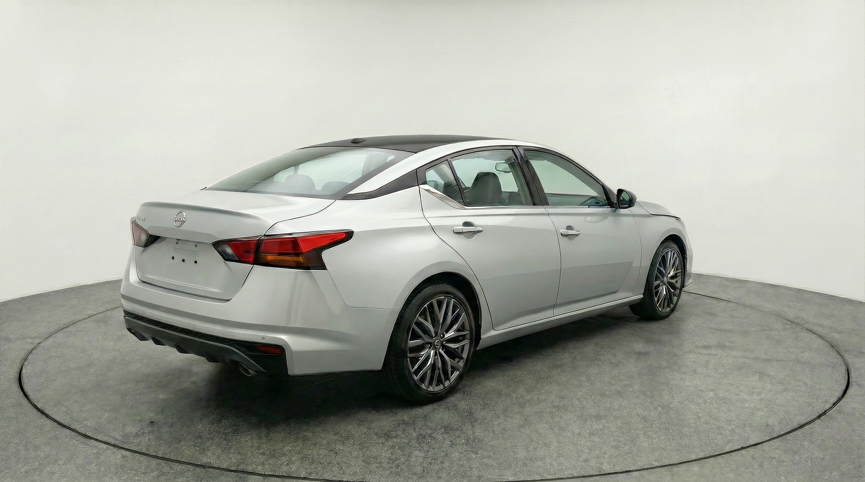 Used 2025 Nissan Altima 2.5 SV FWD image 9