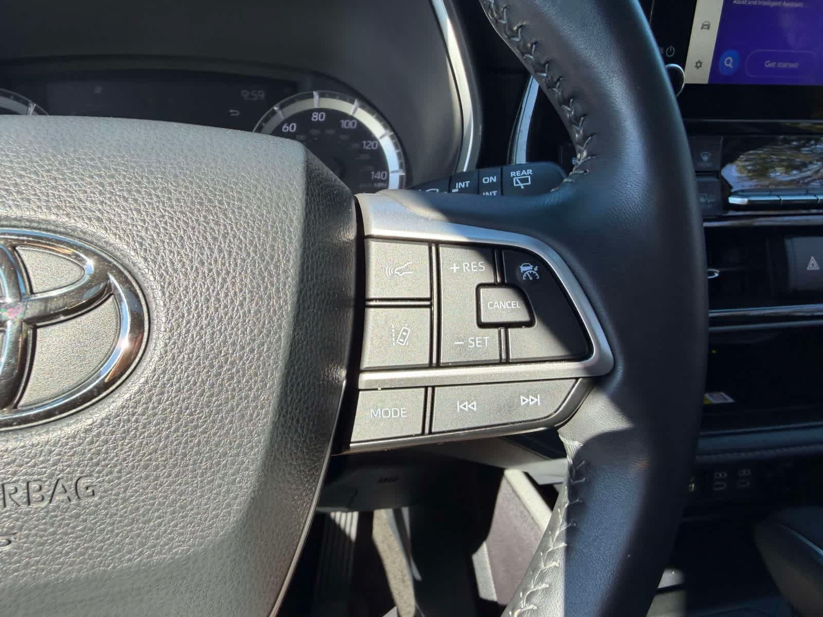 Used 2023 Toyota Highlander XLE AWD/4WD image 31