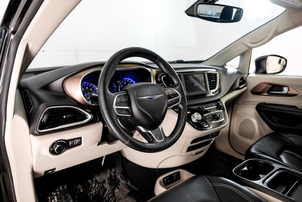 Used 2020 Chrysler Voyager Lxi image 2