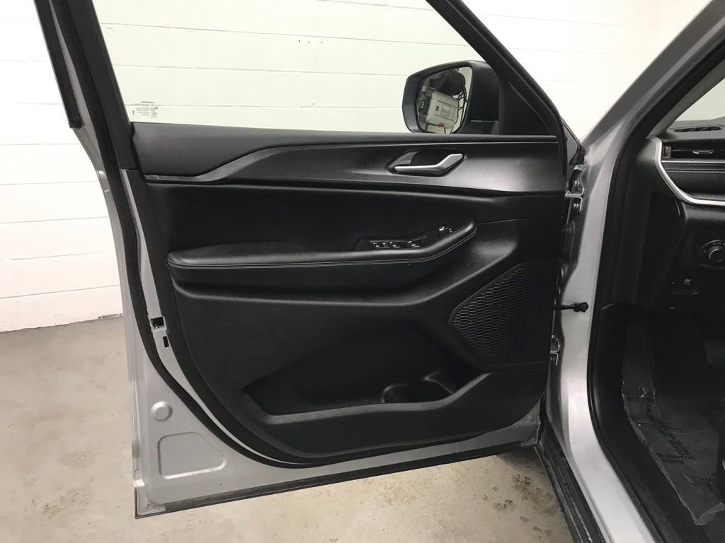 Used 2023 Jeep Grand Cherokee L Laredo image 9