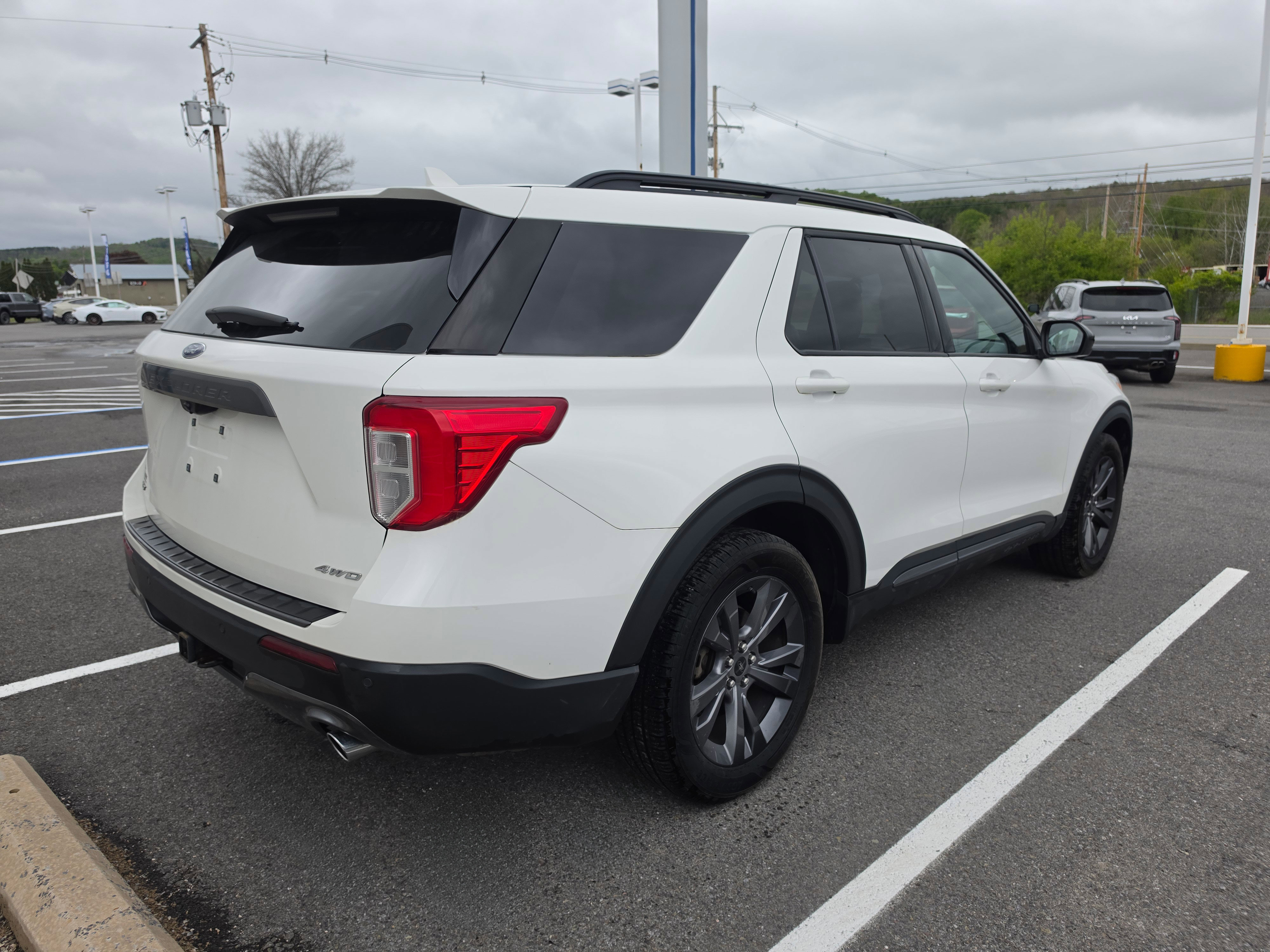 Used 2022 Ford Explorer XLT w/ Equipment Group 202A AWD/4WD image 3