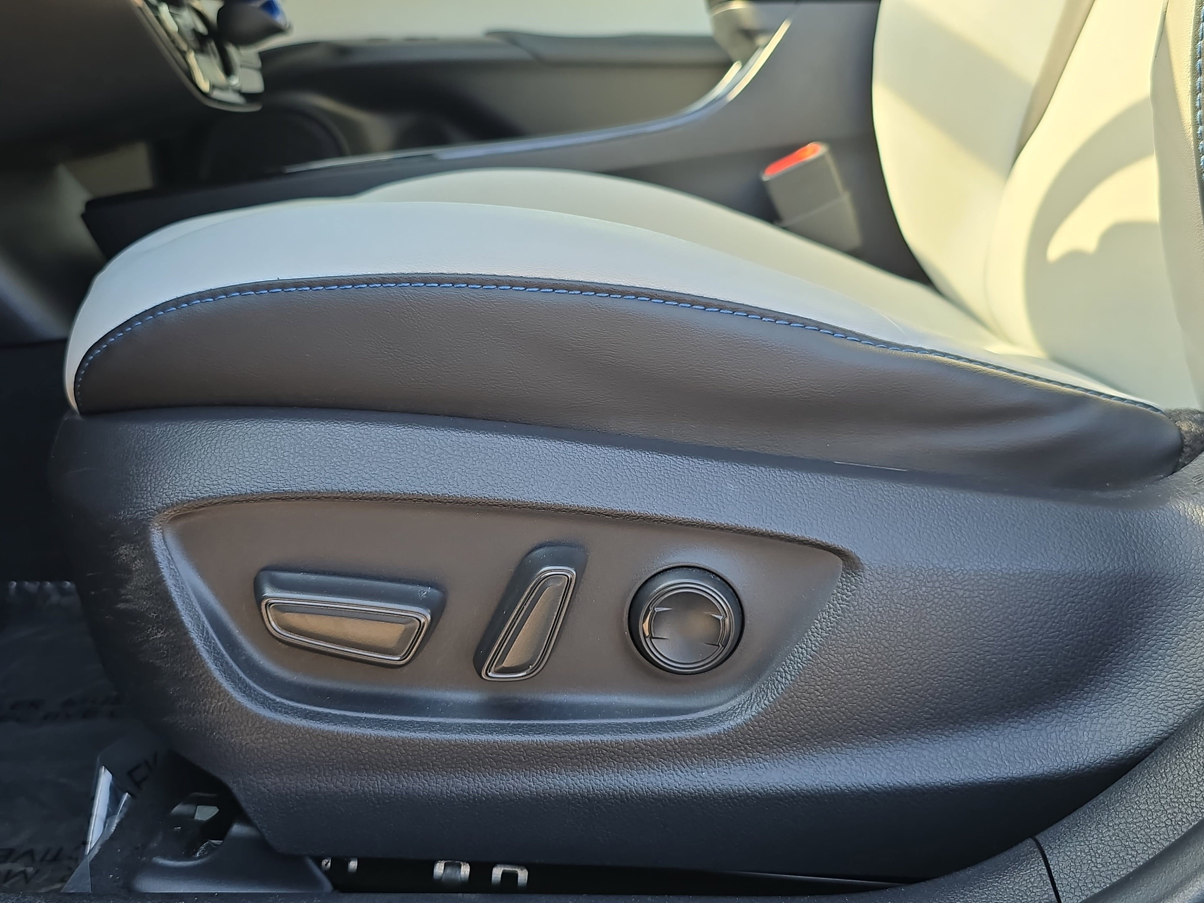 Used 2020 Toyota Prius Limited image 30