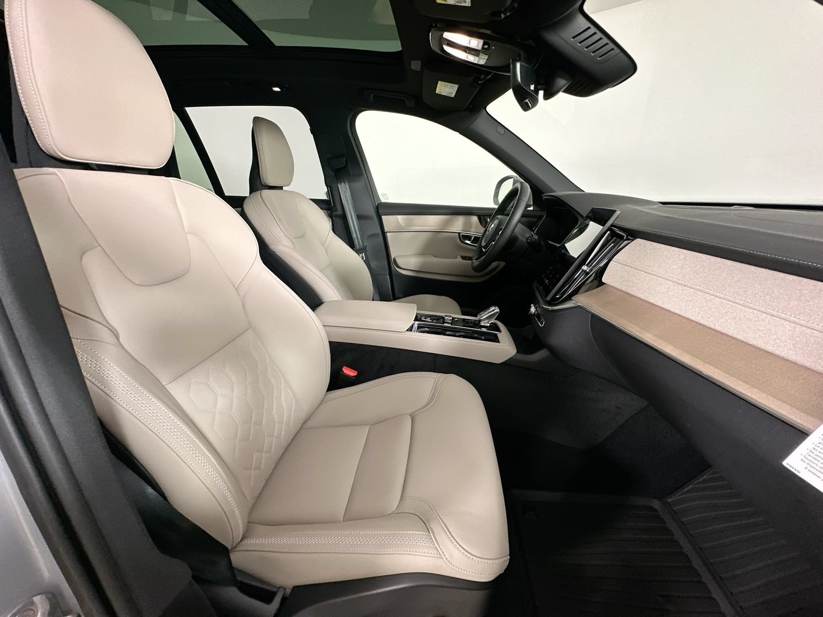 New 2026 Volvo XC90 T8 Plus w/ Protection Package Premier AWD/4WD image 43