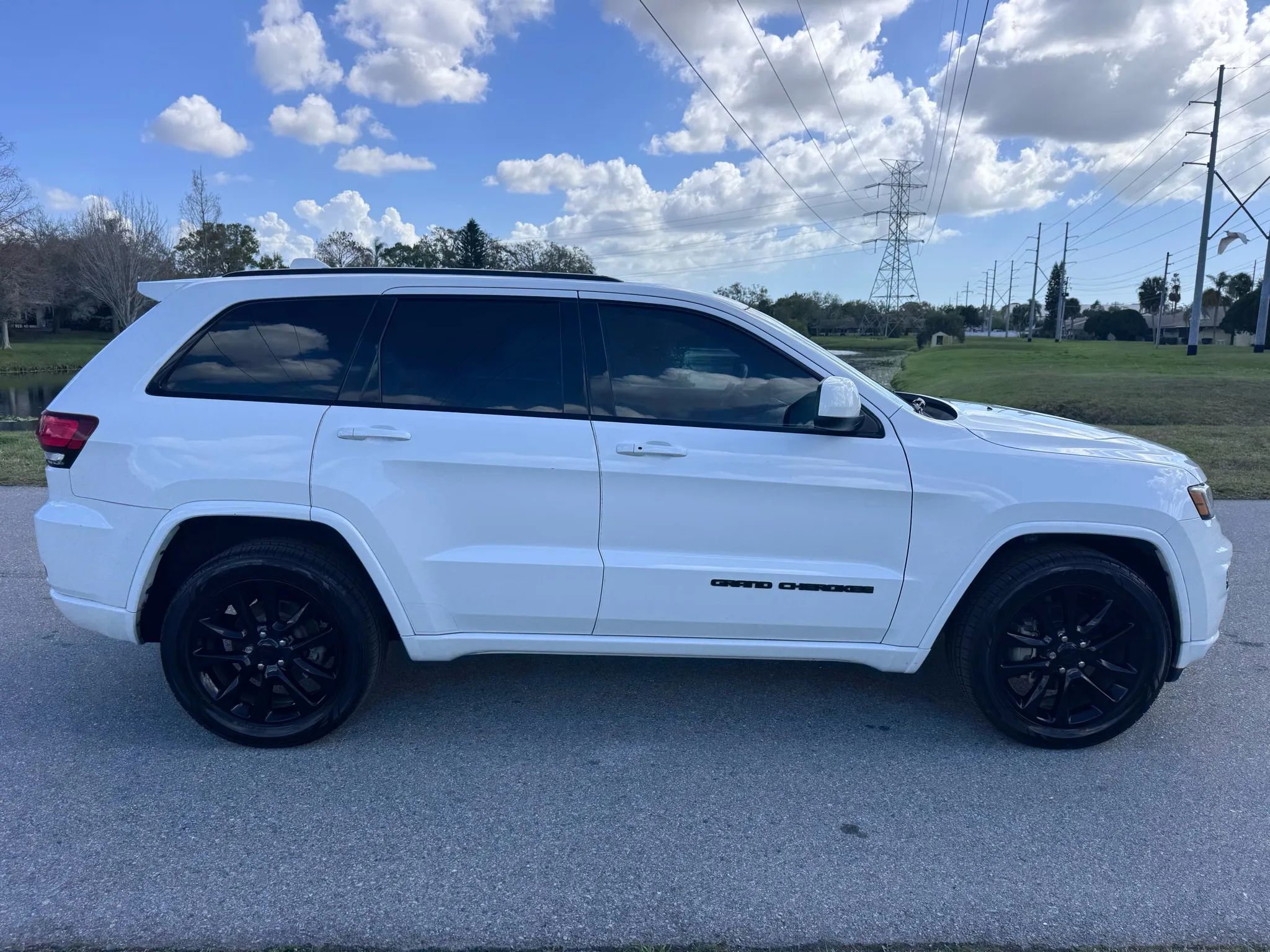 Used 2018 Jeep Grand Cherokee Altitude image 3