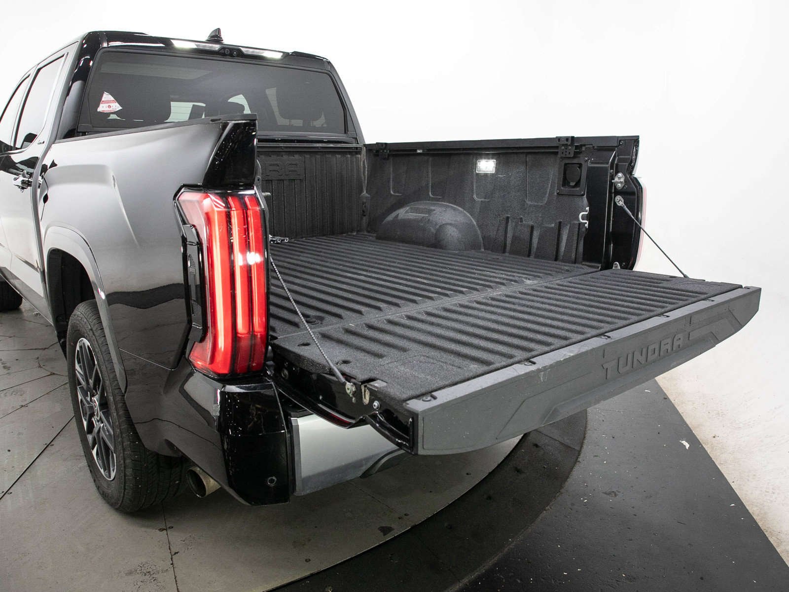 Used 2023 Toyota Tundra Limited AWD/4WD image 9