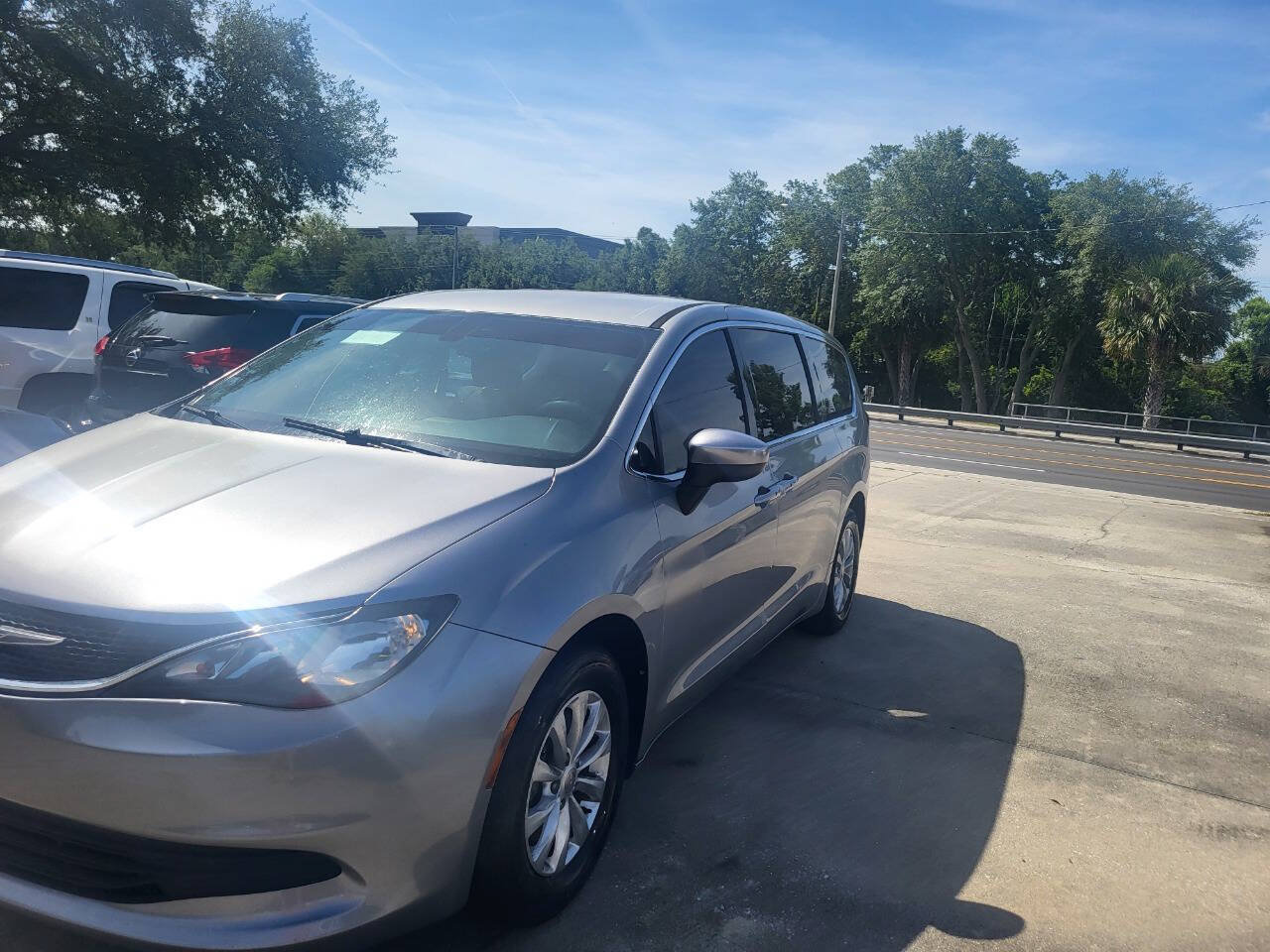 Used 2017 Chrysler Pacifica Touring w/ Tire & Wheel Group FWD image 69