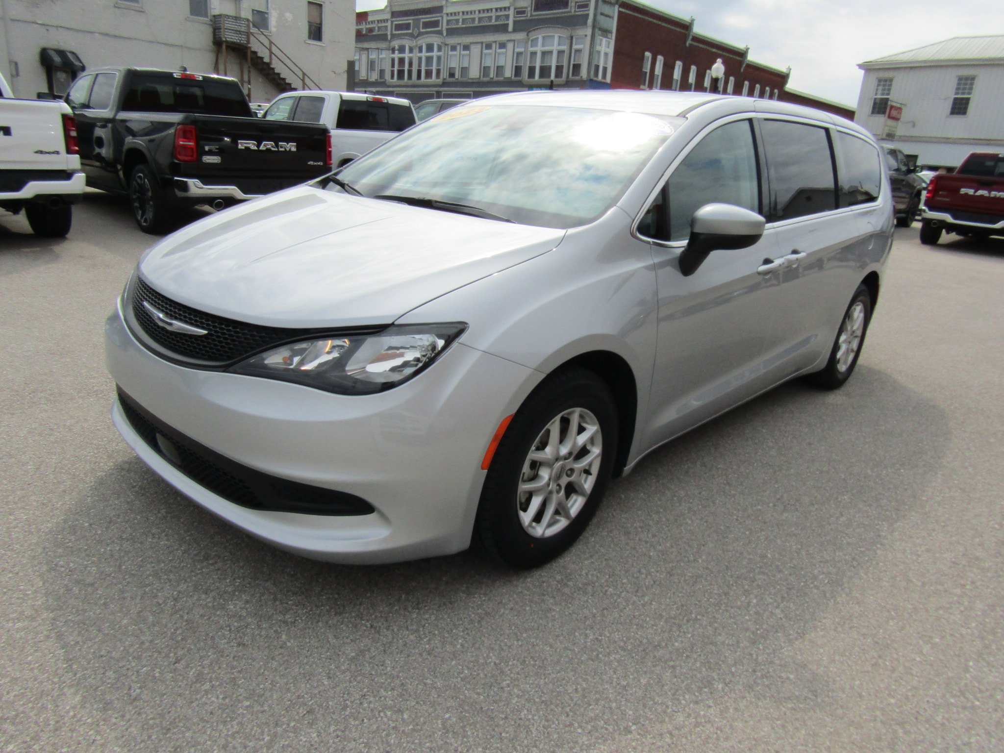 Used 2023 Chrysler Voyager LX FWD image 7