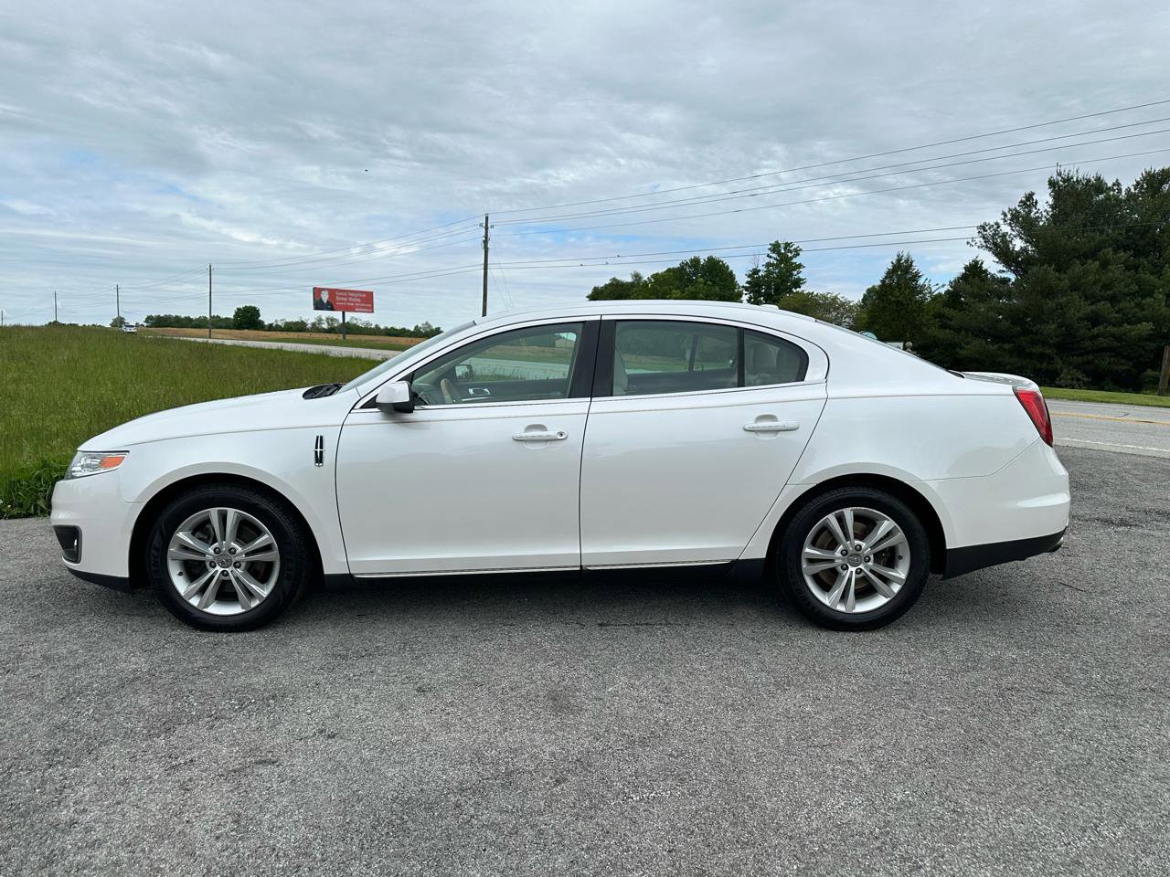 Used 2010 Lincoln MKS FWD image 4