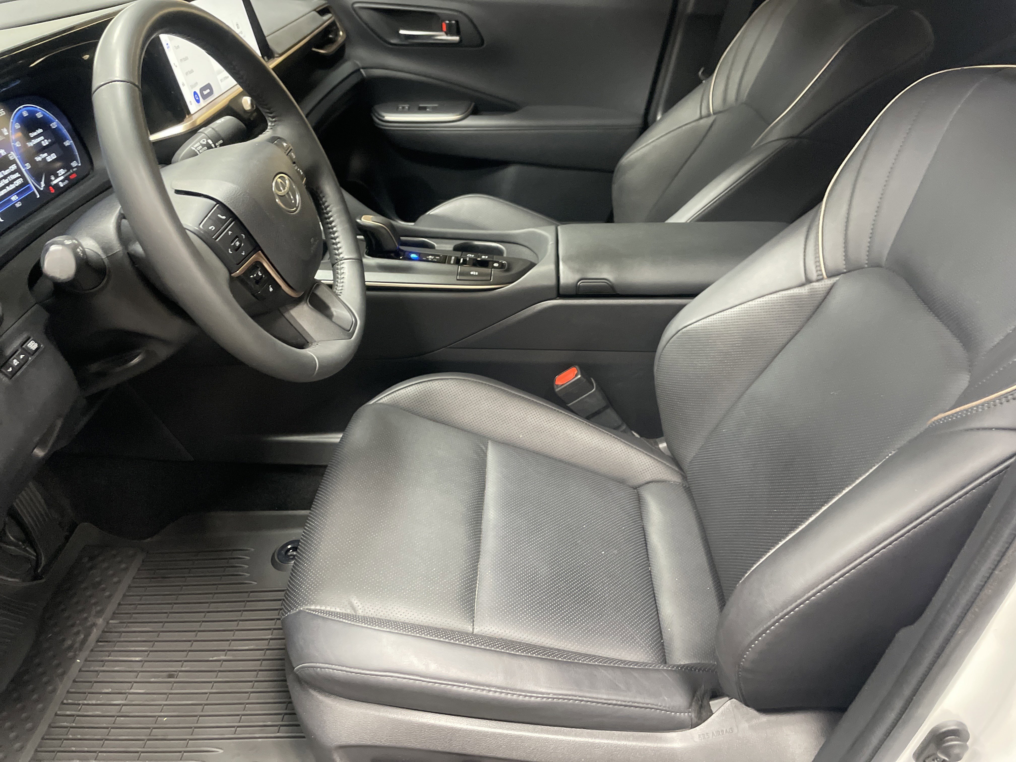 Used 2023 Toyota Crown Limited image 16