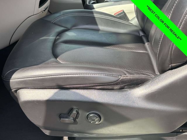 Used 2023 Chrysler Pacifica Touring-L FWD image 5