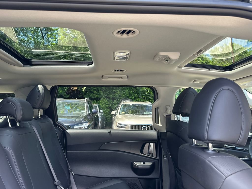 Certified 2025 Kia Carnival SX w/ SX Dark Edition Package FWD image 12