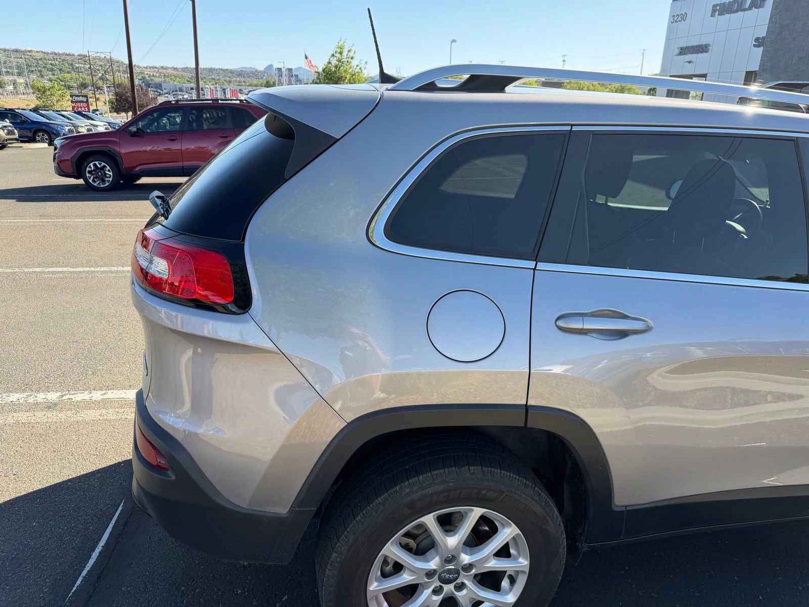 Used 2018 Jeep Cherokee Latitude Plus AWD/4WD image 11