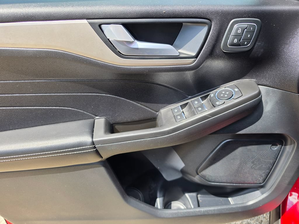 Used 2021 Ford Escape SEL w/ Technology Package FWD image 5