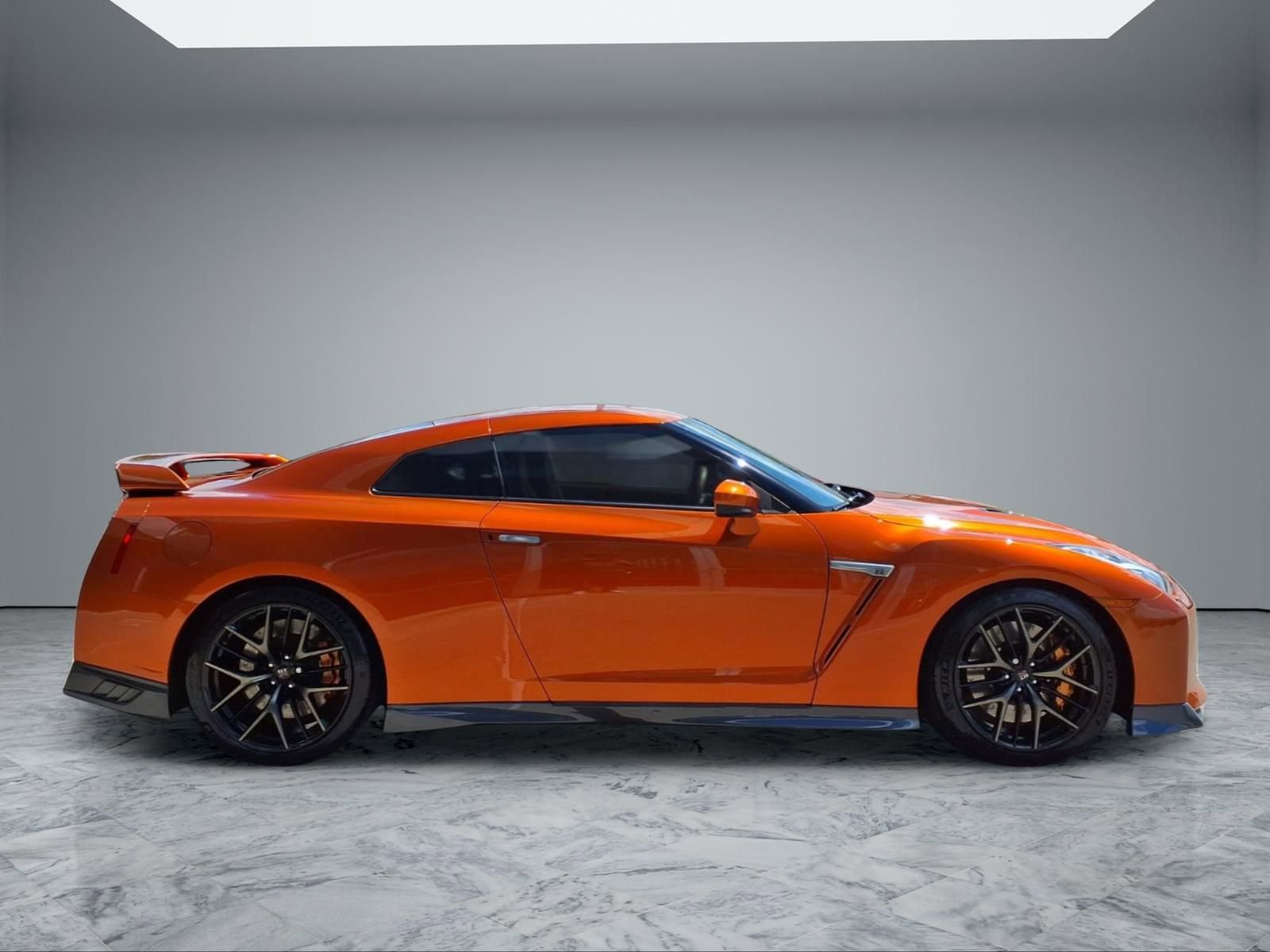 Used 2018 Nissan GT-R Premium w/ Premium Interior Package image 9