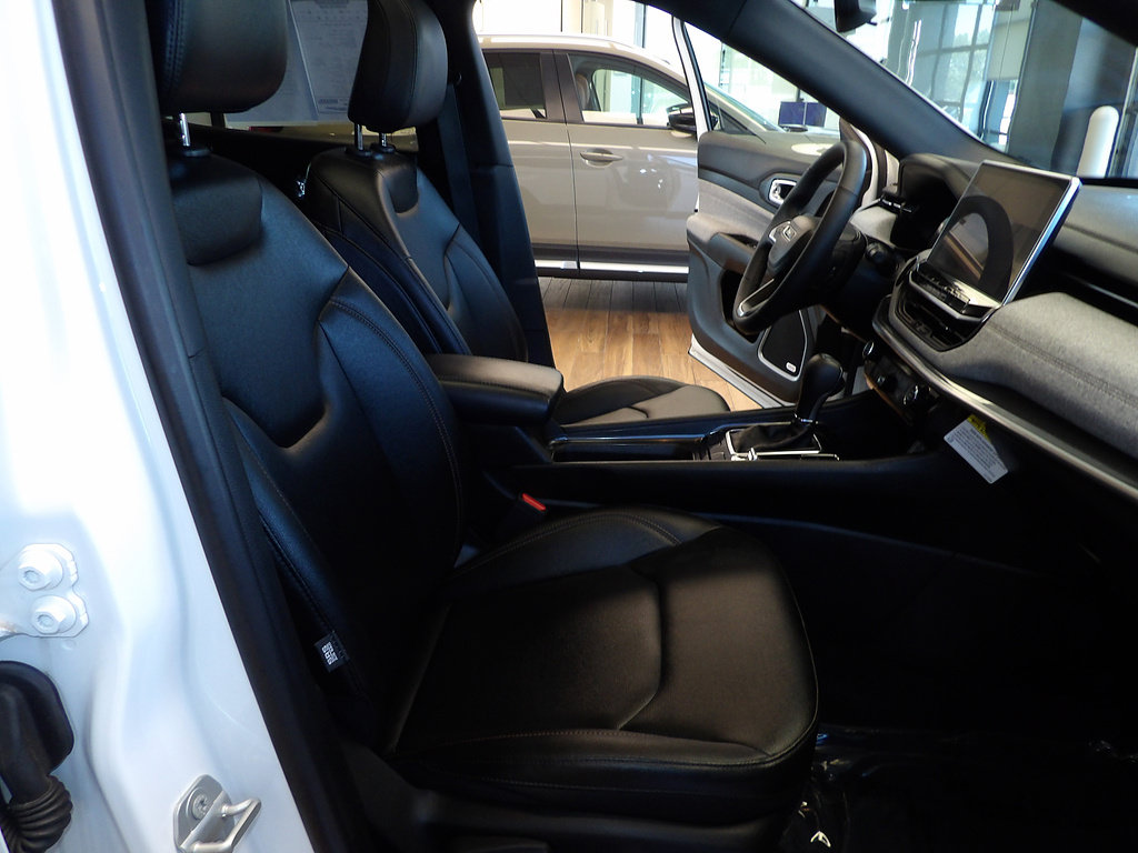 Used 2024 Jeep Compass Latitude w/ Sun and Sound Group AWD/4WD image 14