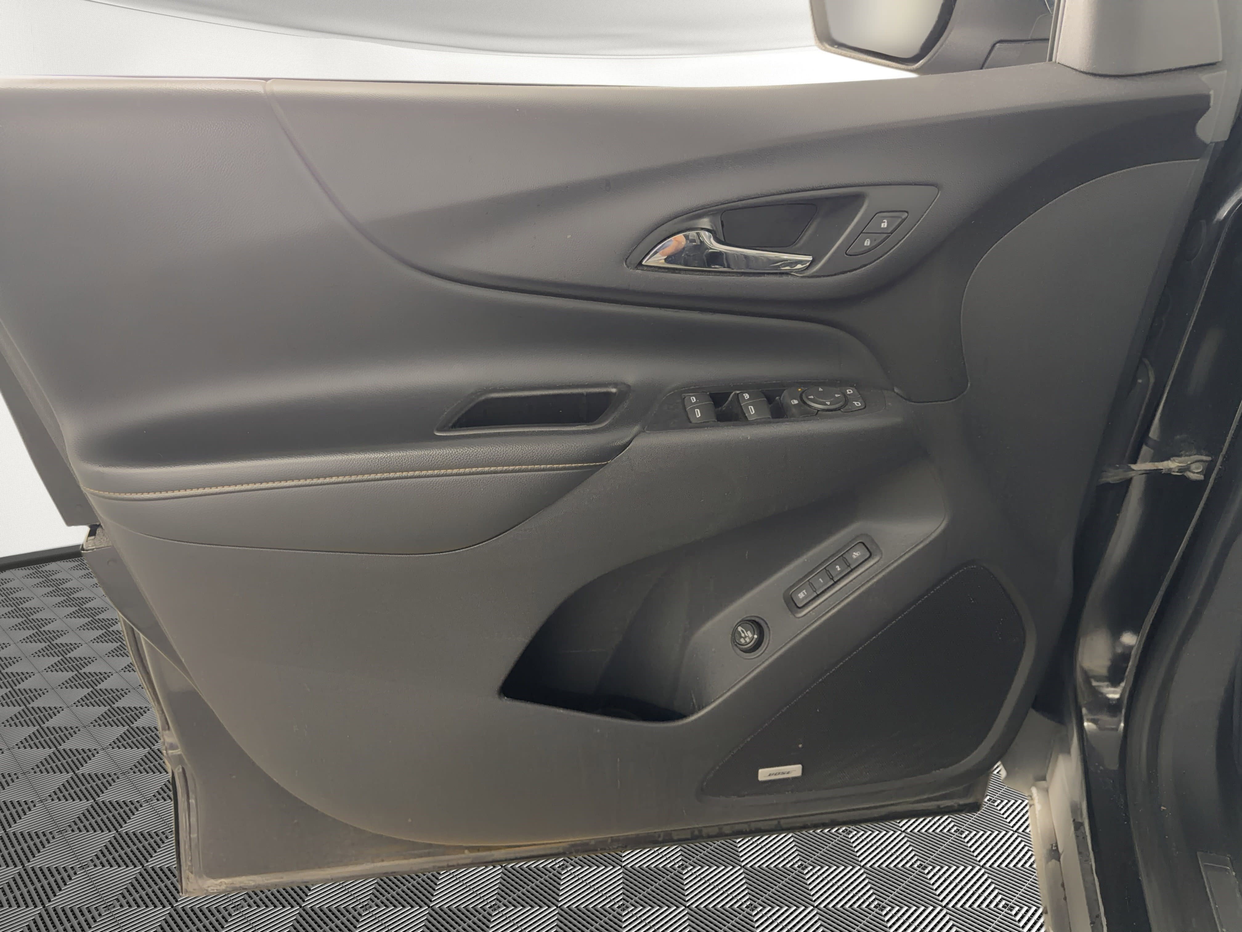 Used 2018 Chevrolet Equinox Premier FWD image 14