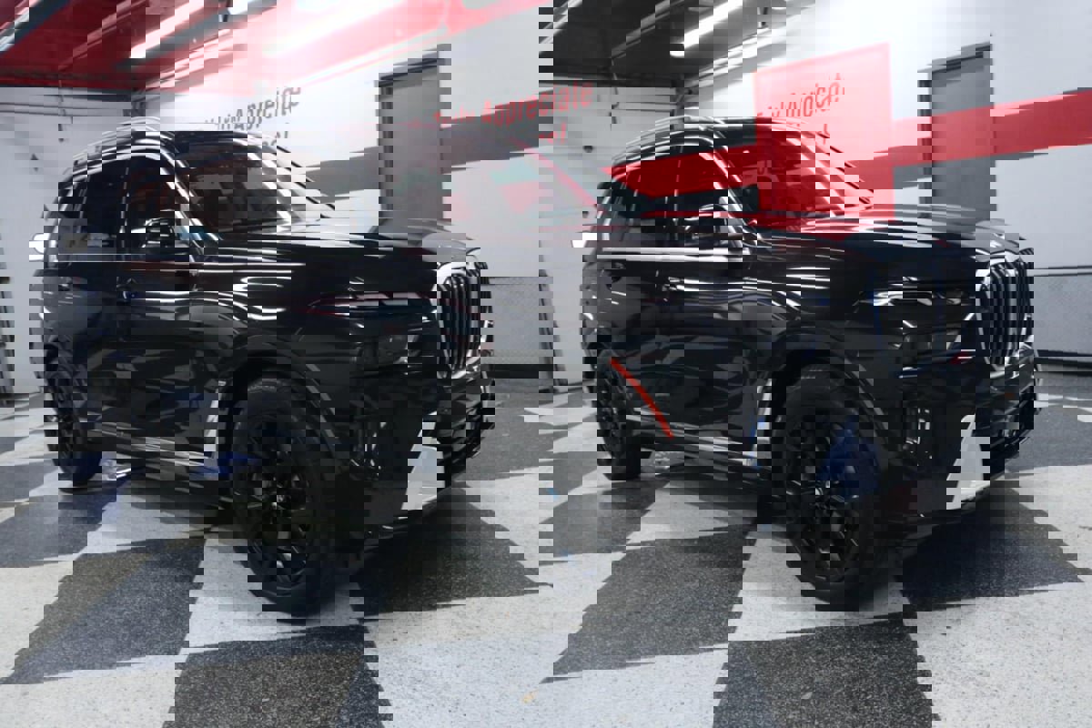 Used 2023 BMW X7 xDrive40i w/ Premium Package image 3