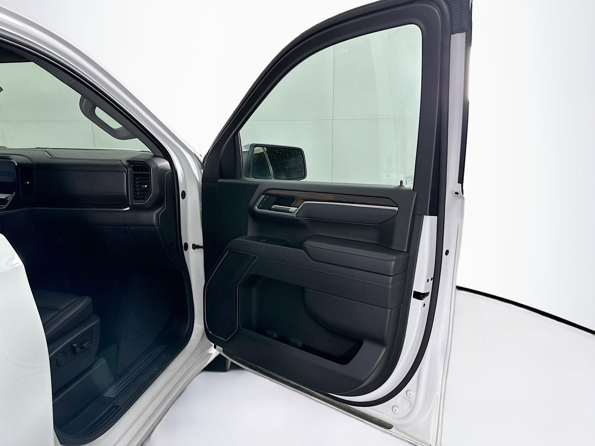 Used 2025 GMC Sierra 1500 SLT image 30