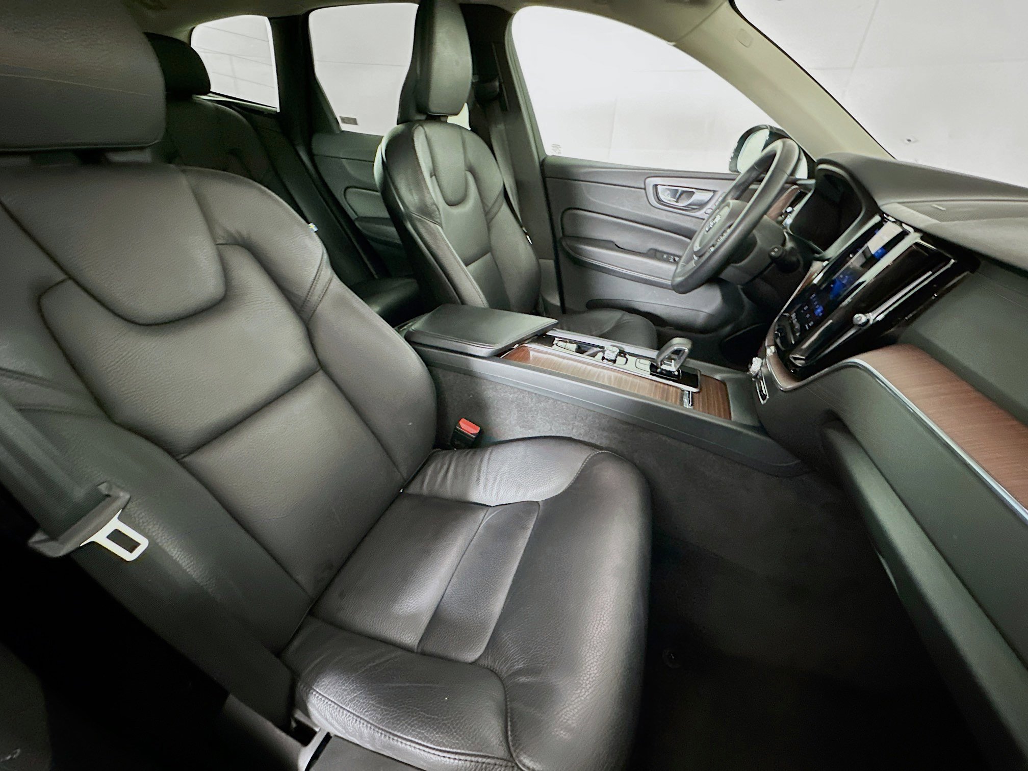 Used 2024 Volvo XC60 B5 Plus image 31