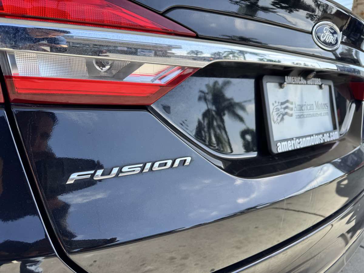 Used 2017 Ford Fusion SE w/ Fusion SE Technology Package FWD image 16