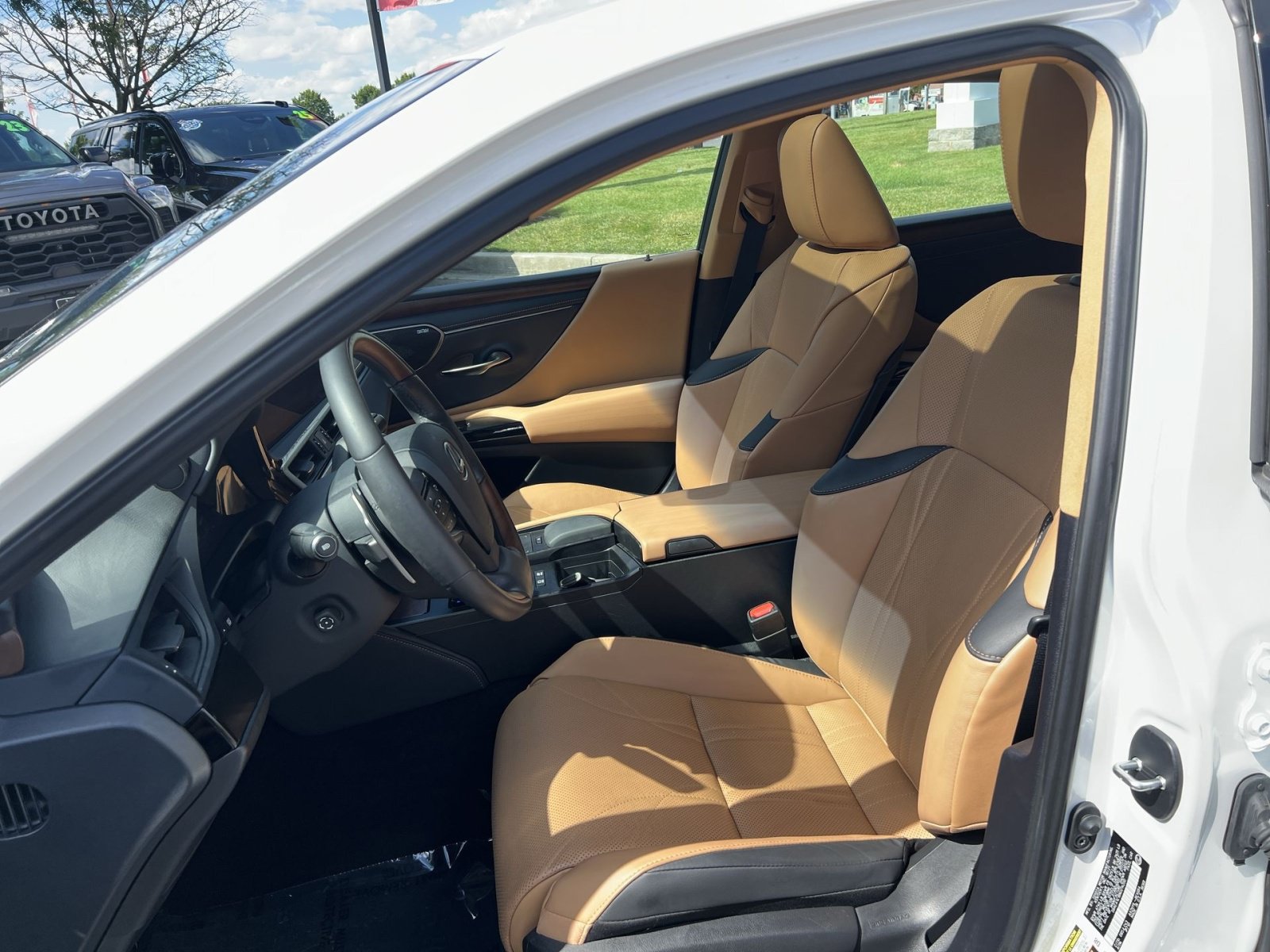 Used 2022 Lexus ES 300h w/ Accessory Package FWD image 13