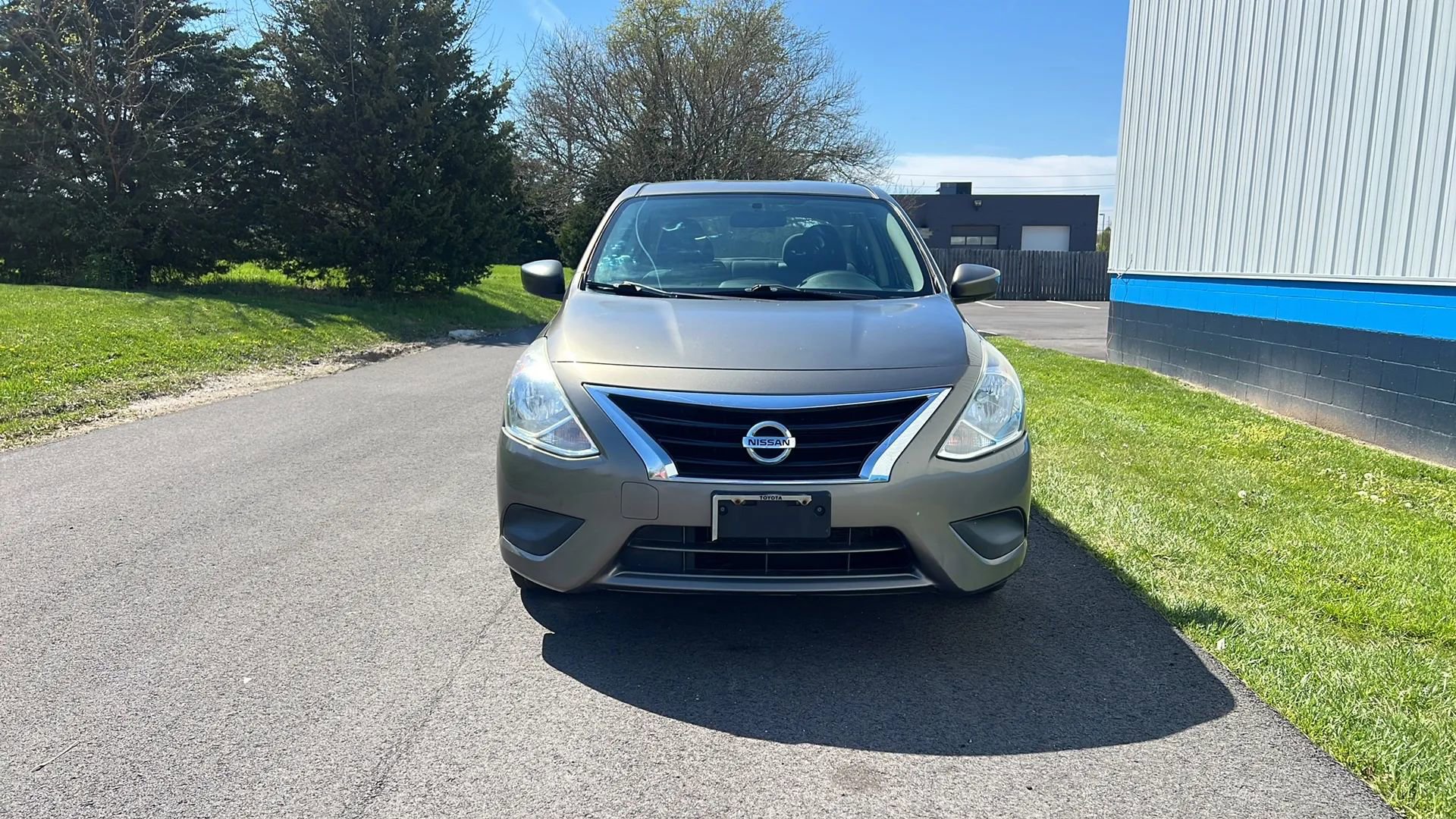 Used 2016 Nissan Versa SV image 2