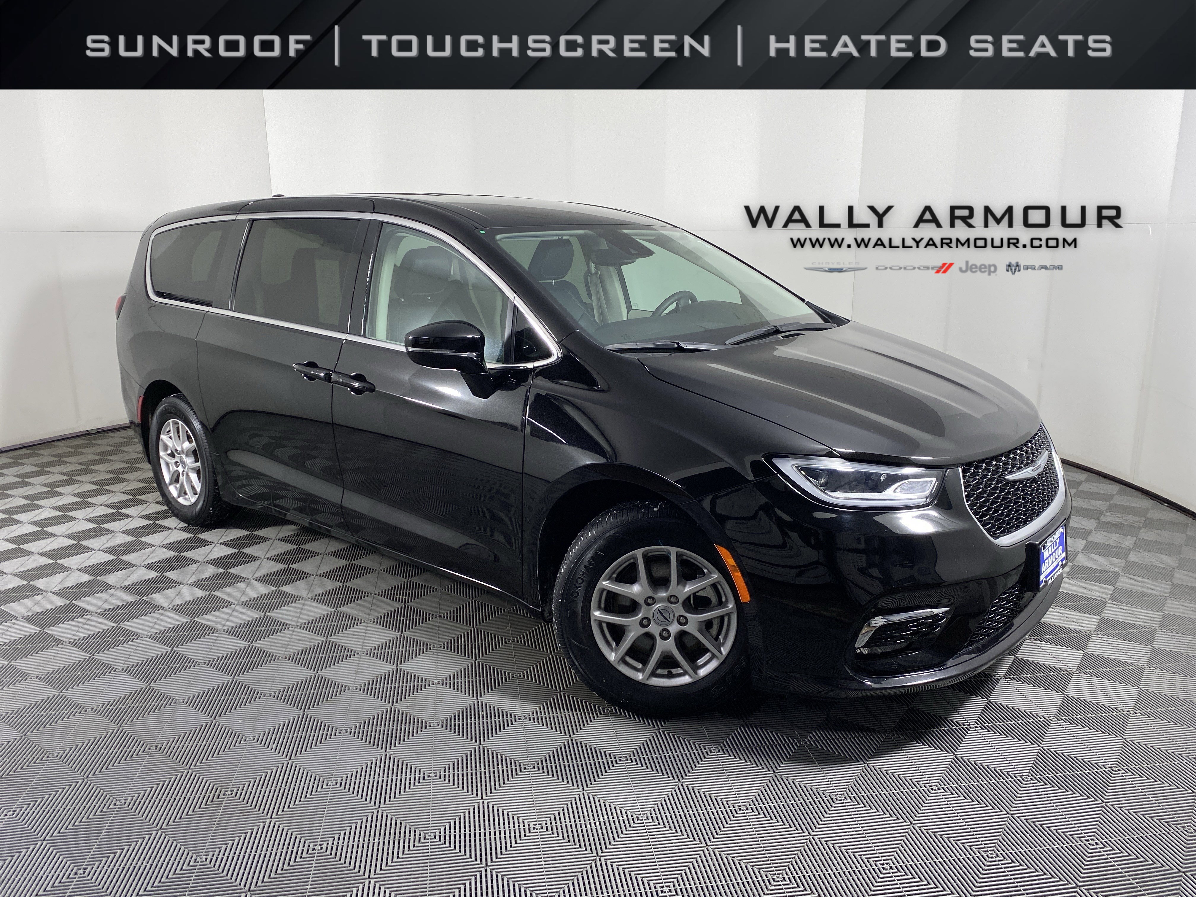 Used 2024 Chrysler Pacifica Touring-L image 1