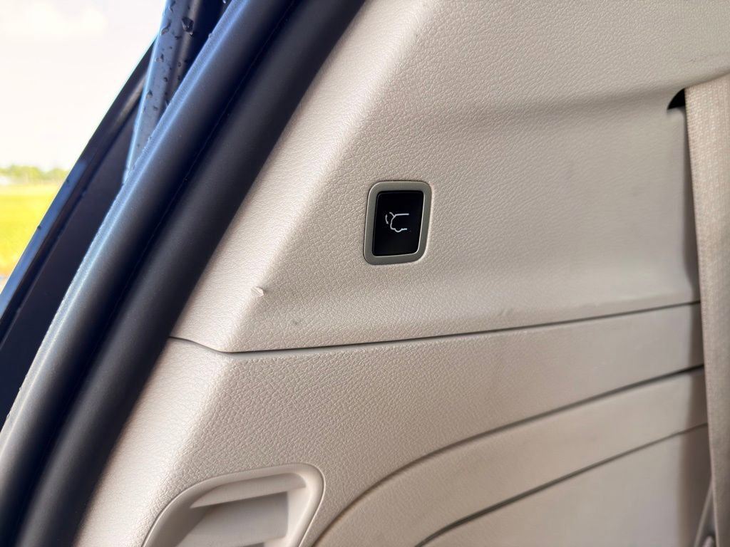 Used 2023 Chrysler Pacifica Touring-L FWD image 33