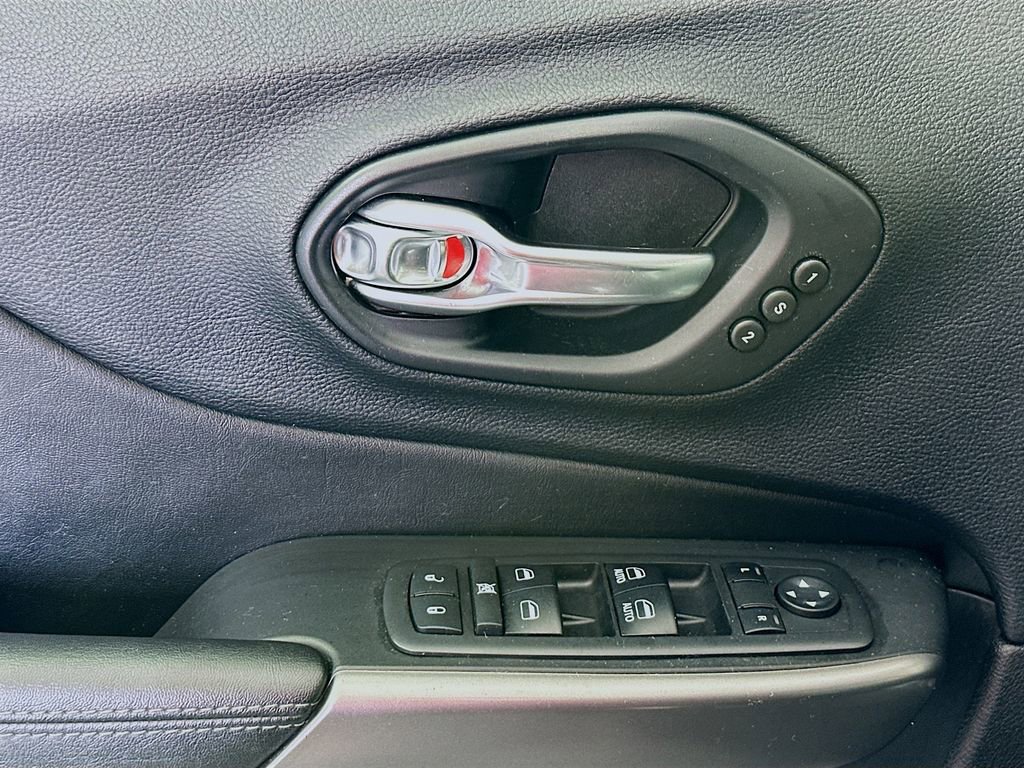 Used 2019 Jeep Cherokee Limited image 18