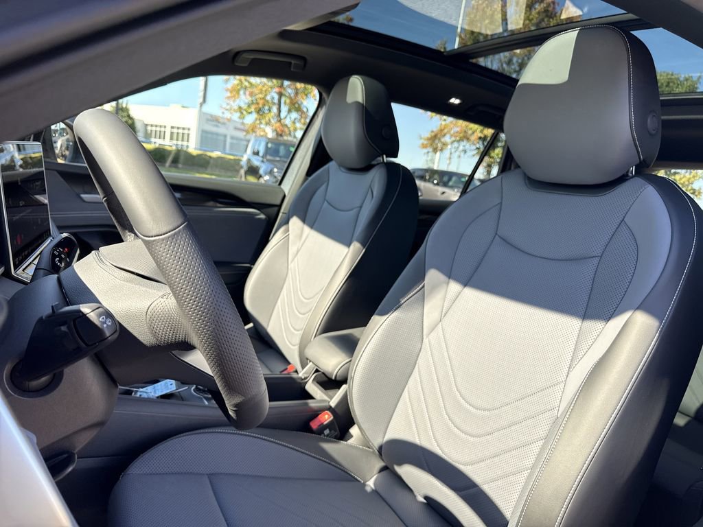 New 2026 Volkswagen Tiguan SE R-Line image 12