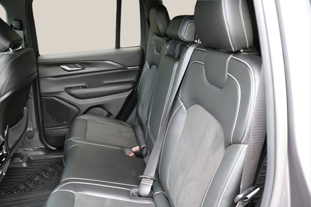 Used 2023 Jeep Grand Cherokee Altitude AWD/4WD image 16