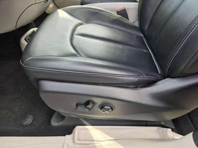 Used 2024 Chrysler Pacifica Touring-L FWD image 13