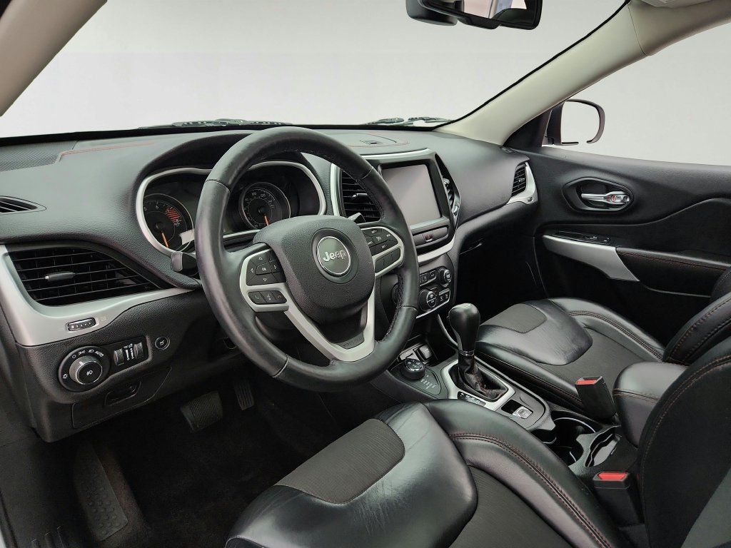 Used 2017 Jeep Cherokee Trailhawk w/ Comfort & Convenience Group AWD/4WD image 10