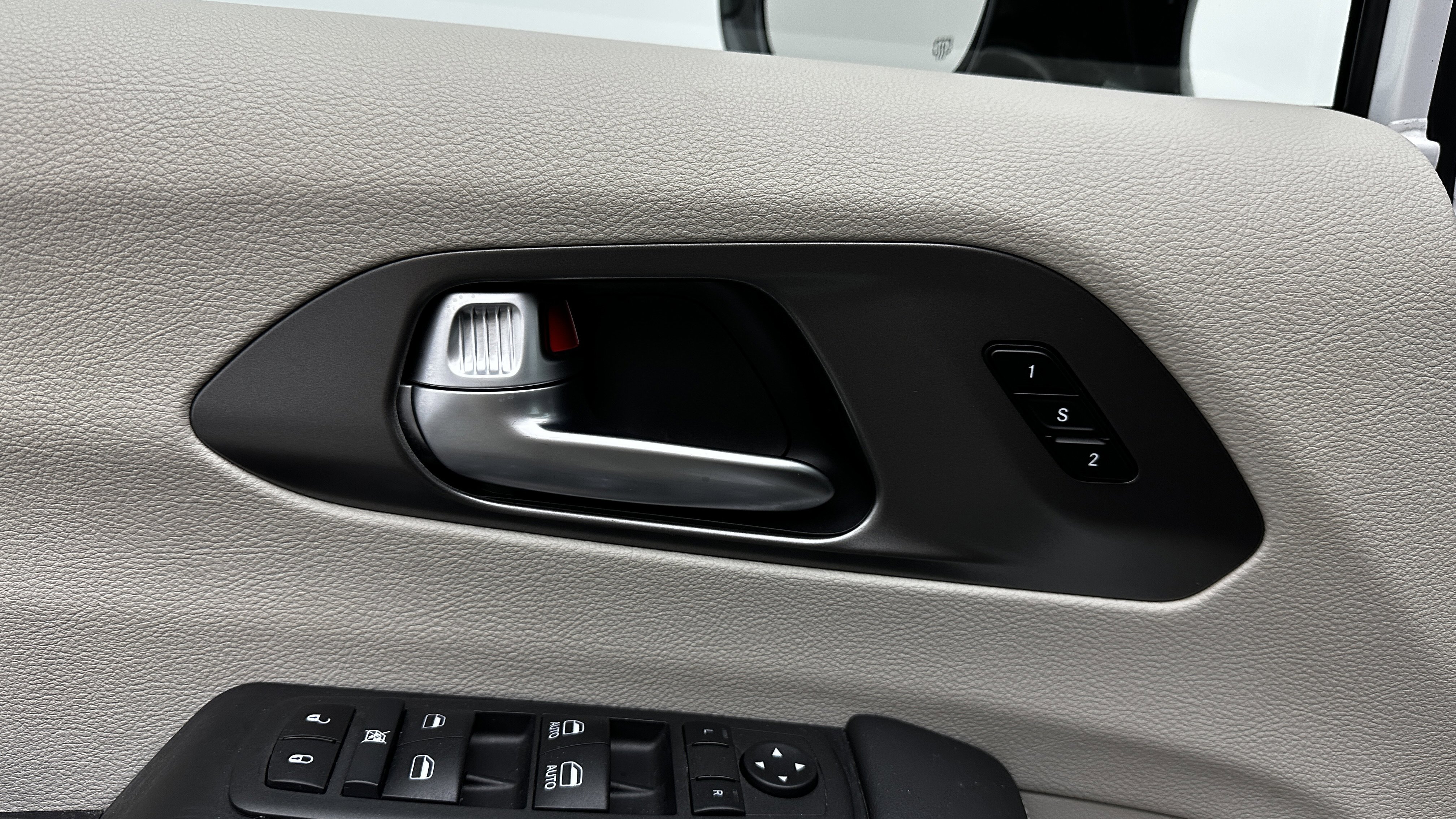 Used 2024 Chrysler Pacifica Touring-L image 12