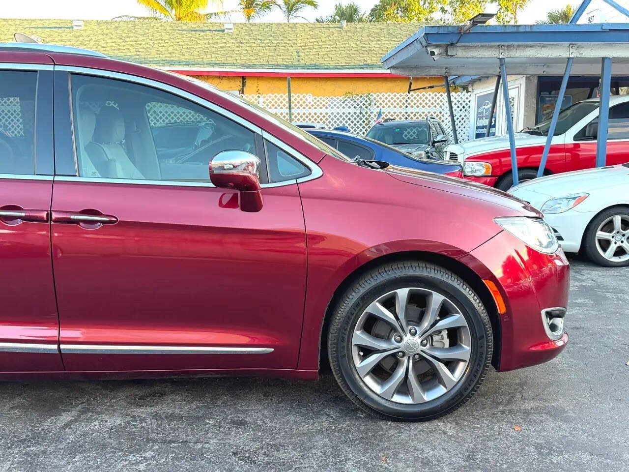 Used 2020 Chrysler Pacifica Limited w/ Tire & Wheel Group FWD image 12