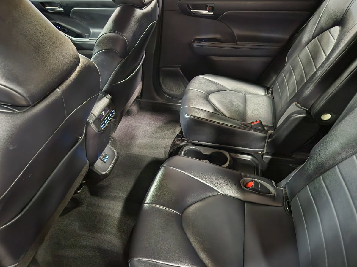 Used 2022 Toyota Highlander XLE FWD image 52