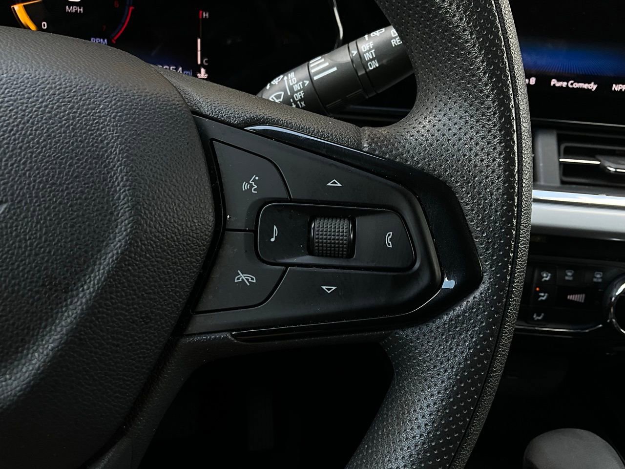 Used 2025 Chevrolet Trax LT image 33