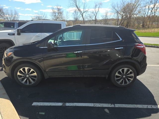 Used 2022 Buick Encore Preferred AWD/4WD image 2