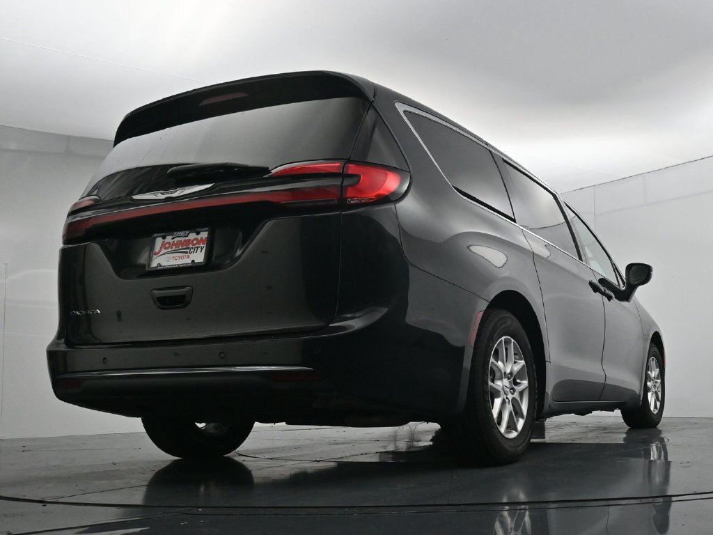 Used 2023 Chrysler Pacifica Touring-L FWD image 36
