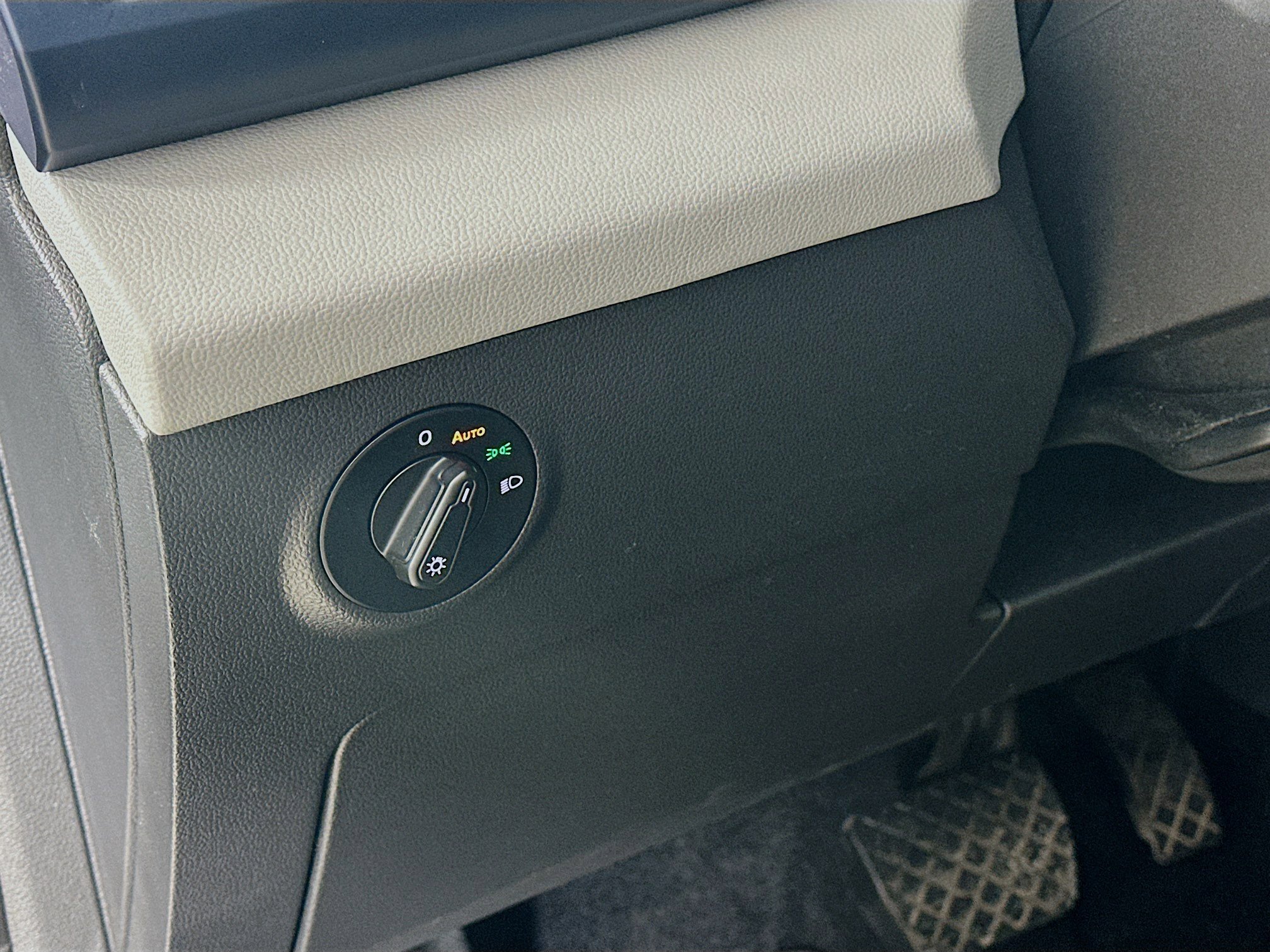 Used 2022 Volkswagen Taos SE w/ IQ.Drive SE Package image 11