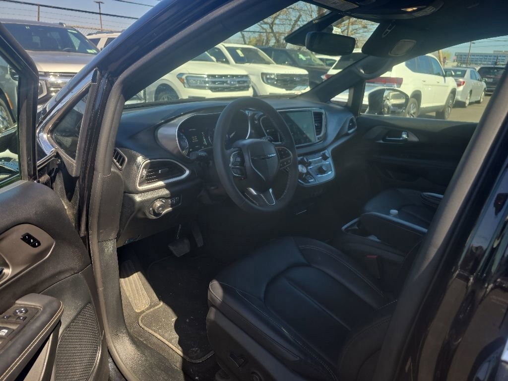 Used 2025 Chrysler Pacifica Select FWD image 7