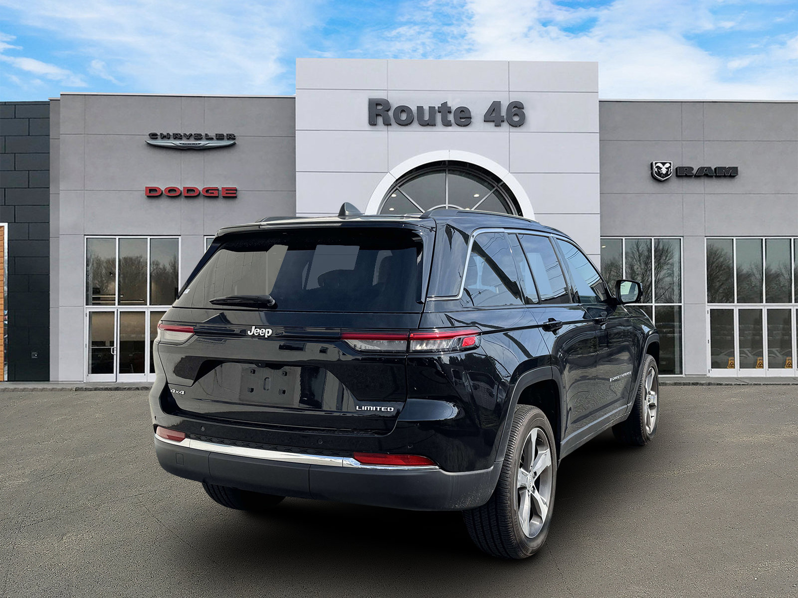 Used 2024 Jeep Grand Cherokee Limited w/ Trailer Tow Package AWD/4WD image 5