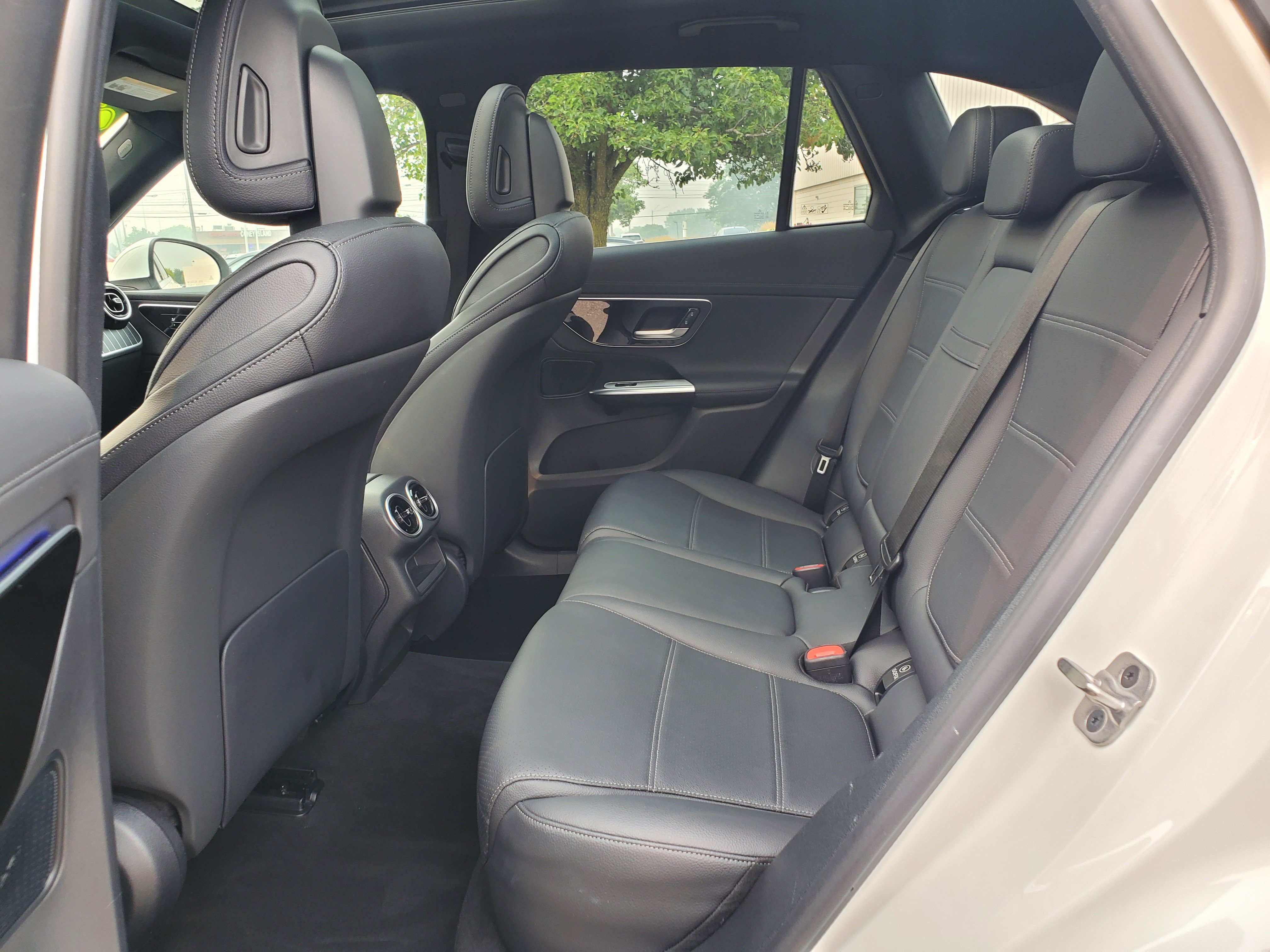 Used 2025 Mercedes-Benz GLC 300 image 30