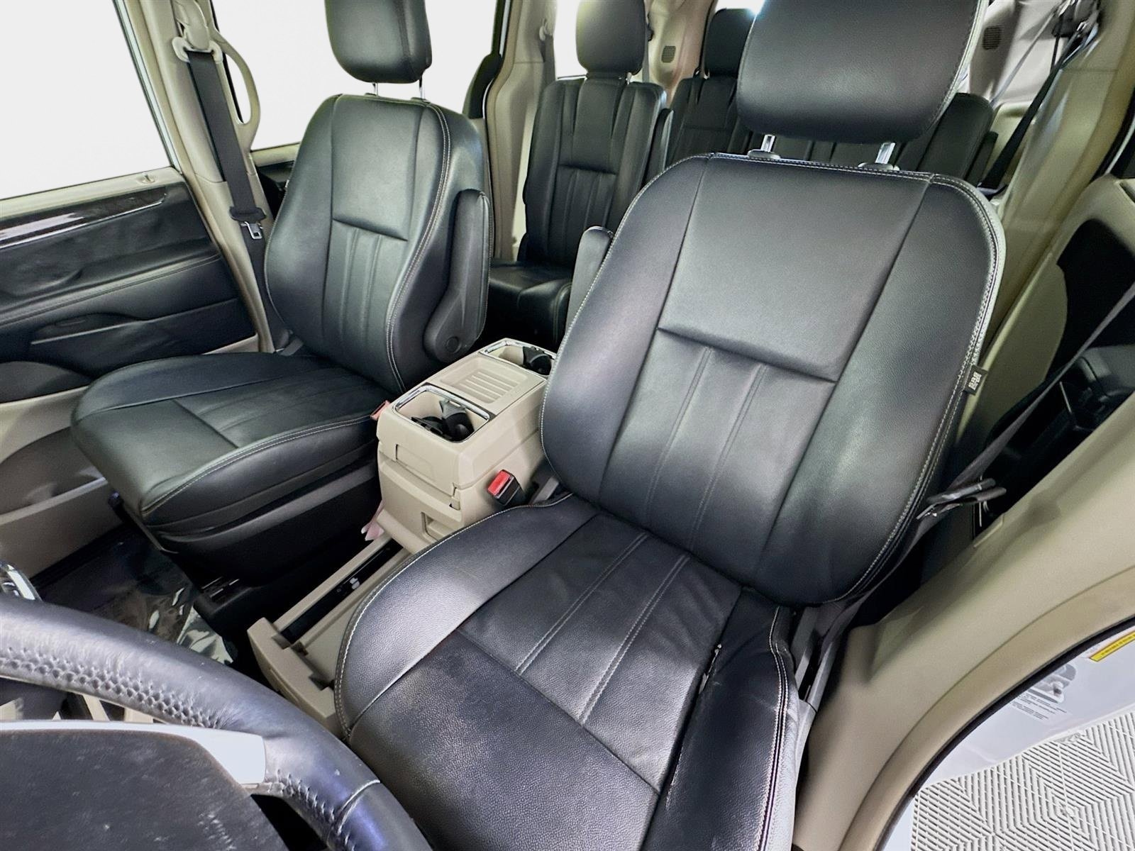 Used 2014 Chrysler Town & Country Touring image 11