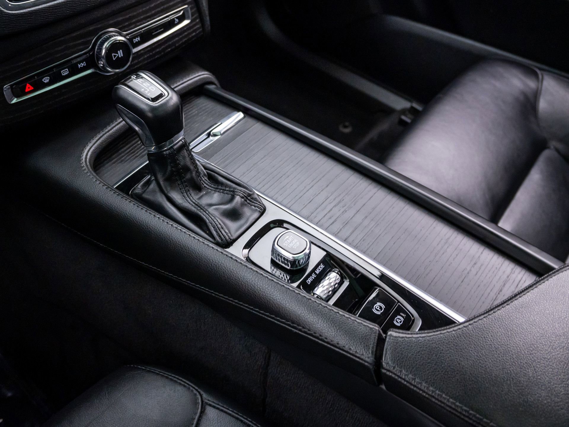 Used 2020 Volvo XC90 T5 Momentum image 12