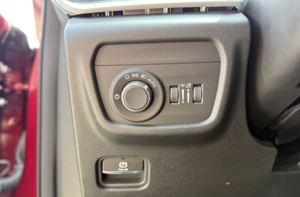 Used 2025 Jeep Grand Cherokee Altitude AWD/4WD image 20